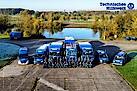 Gruppenbild am THW Wasserübungsplatz in Barme - Die 32 Helfer des THW OV Bonn vor den mitgeführten Fahrzeugen und Anhängern. Foto: M. Kroker