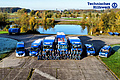 Gruppenbild am THW Wasserübungsplatz in Barme - Die 32 Helfer des THW OV Bonn vor den mitgeführten Fahrzeugen und Anhängern. Foto: M. Kroker